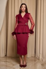 Σετ μπλούζα-φούστα με δαντέλα και πούπουλα βουργουνδί