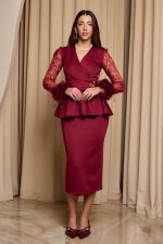 Σετ μπλούζα-φούστα με δαντέλα και πούπουλα βουργουνδί - Image 2