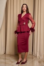 Σετ μπλούζα-φούστα με δαντέλα και πούπουλα βουργουνδί - Image 4