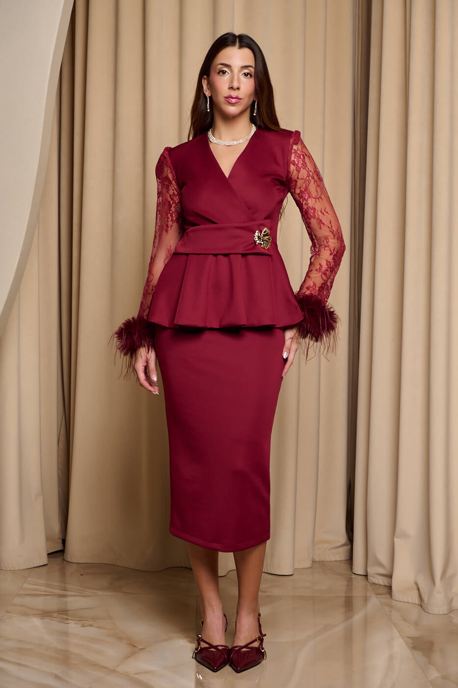 Σετ μπλούζα-φούστα με δαντέλα και πούπουλα βουργουνδί