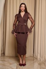 Σετ μπλούζα-φούστα με δαντέλα και πούπουλα καφέ