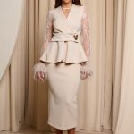 Σετ μπλούζα-φούστα με δαντέλα και πούπουλα μπεζ