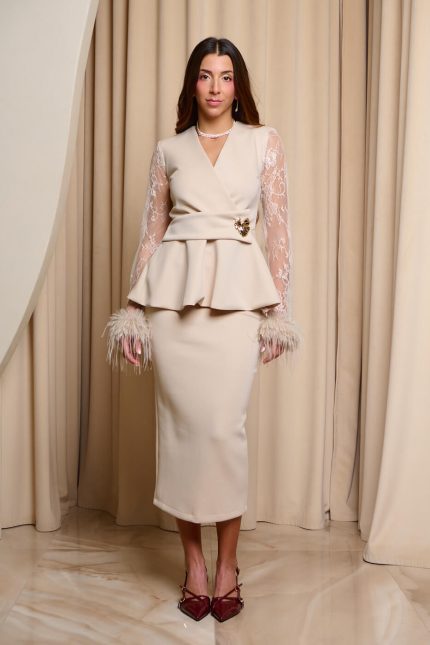 Σετ μπλούζα-φούστα με δαντέλα και πούπουλα μπεζ