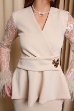 Σετ μπλούζα-φούστα με δαντέλα και πούπουλα μπεζ - Image 6