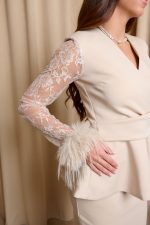 Σετ μπλούζα-φούστα με δαντέλα και πούπουλα μπεζ - Image 7