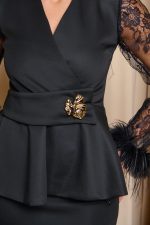 Σετ μπλούζα-φούστα με δαντέλα και πούπουλα μαύρο - Image 6