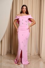 Φόρεμα maxi off shoulder με διακοσμητικές πέτρες ροζ