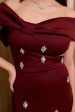 Φόρεμα maxi off shoulder με διακοσμητικές πέτρες βουργουνδί - Image 7