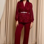 Κοστούμι με ανάγλυφα λουλούδια βουργουνδί