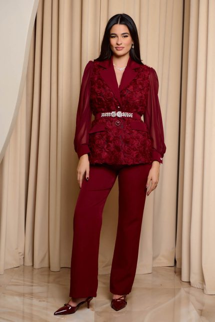 Κοστούμι με ανάγλυφα λουλούδια βουργουνδί