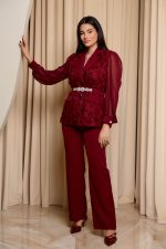 Κοστούμι με ανάγλυφα λουλούδια βουργουνδί - Image 3