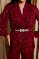 Κοστούμι με ανάγλυφα λουλούδια βουργουνδί - Image 6