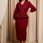 Φόρεμα maxi tweed με λεπτομέρεια δαντέλα και στρας βουργουνδί