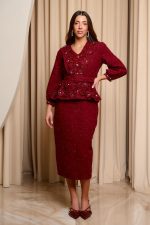 Φόρεμα maxi tweed με λεπτομέρεια δαντέλα και στρας βουργουνδί