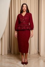 Φόρεμα midi tweed με λεπτομέρεια δαντέλα και στρας βουργουνδί - Image 2