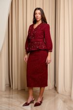 Φόρεμα midi tweed με λεπτομέρεια δαντέλα και στρας βουργουνδί - Image 3