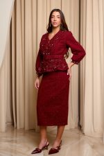 Φόρεμα midi tweed με λεπτομέρεια δαντέλα και στρας βουργουνδί - Image 4