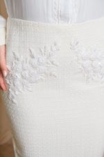 Φόρεμα midi tweed με κεντημένες λεπτομέρειες εκρού-λευκό - Image 5