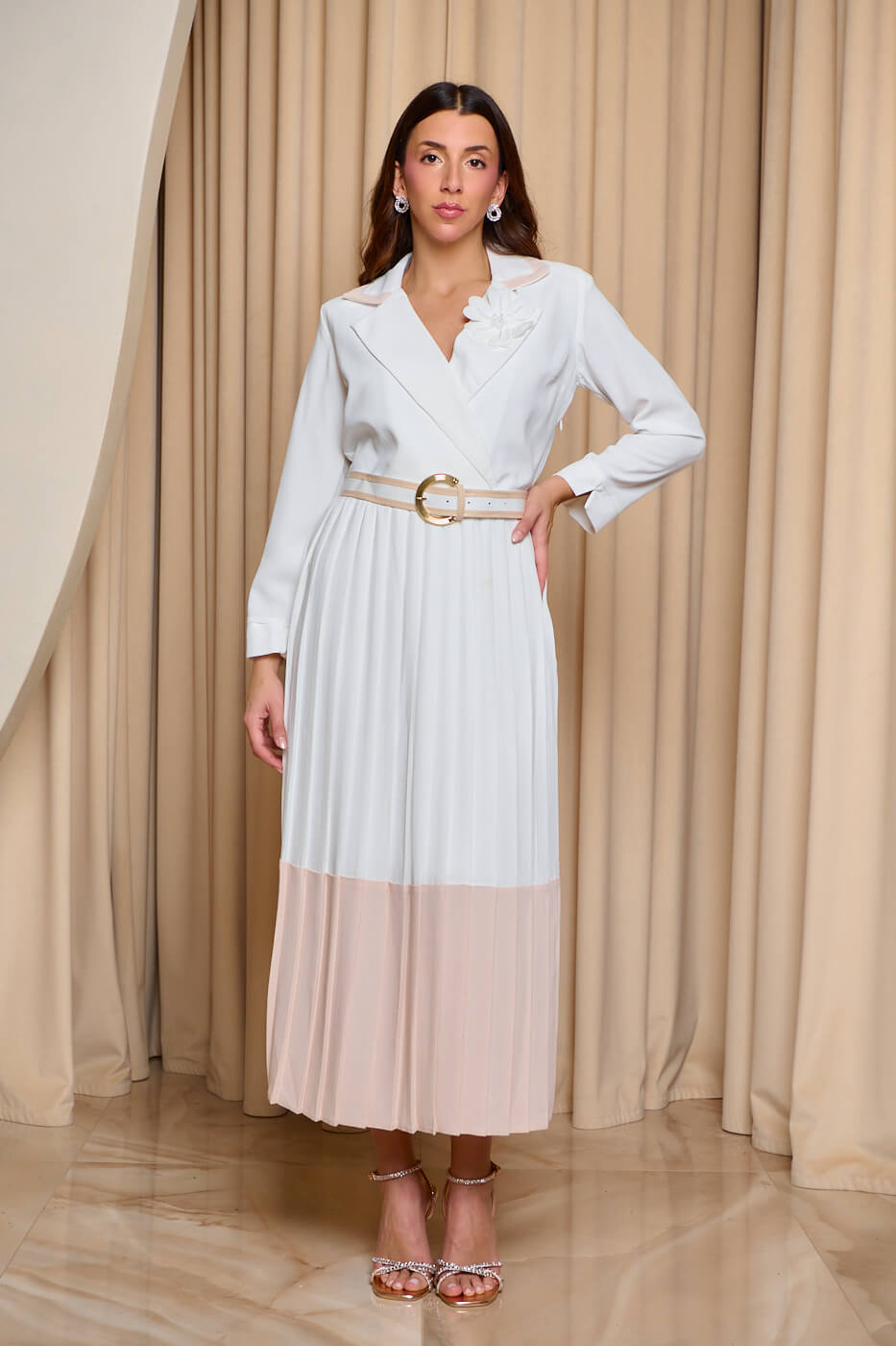 Φόρεμα maxi πλισέ με σομόν λεπτομέρειες λευκό