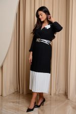 Φόρεμα midi πλισέ με λευκές λεπτομέρειες μαύρο - Image 4