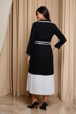 Φόρεμα midi πλισέ με λευκές λεπτομέρειες μαύρο - Image 5