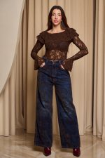 Μπλούζα με βολάν και δαντέλα καφέ - Image 2