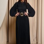 Φόρεμα midi πλισέ με δαντέλα και ζώνη μαύρο