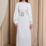 Φόρεμα midi πλισέ με δαντέλα και ζώνη άσπρο