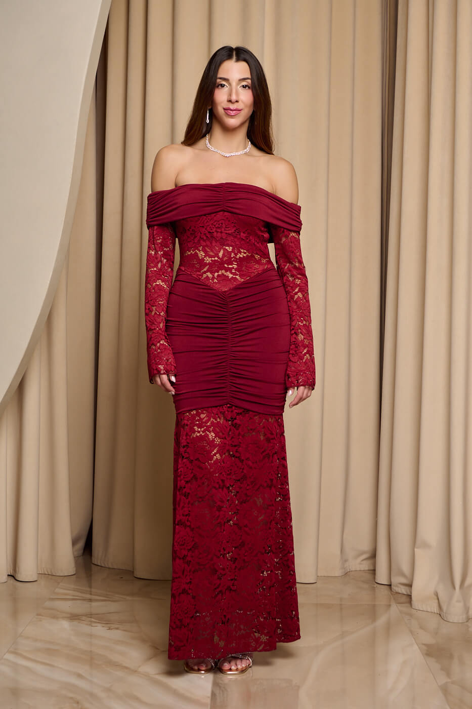 KOS_5367 Φόρεμα maxi off shoulder με δαντέλα βουργουνδί