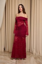 Φόρεμα maxi off shoulder με δαντέλα βουργουνδί - Image 4