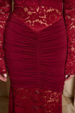 Φόρεμα maxi off shoulder με δαντέλα βουργουνδί - Image 7