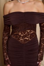 Φόρεμα maxi off shoulder με δαντέλα καφέ - Image 7