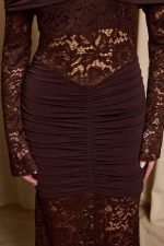 Φόρεμα maxi off shoulder με δαντέλα καφέ - Image 8