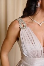 Φόρεμα maxi με πτυχώσεις και διακοσμημένους ώμους ιβουάρ - Image 7