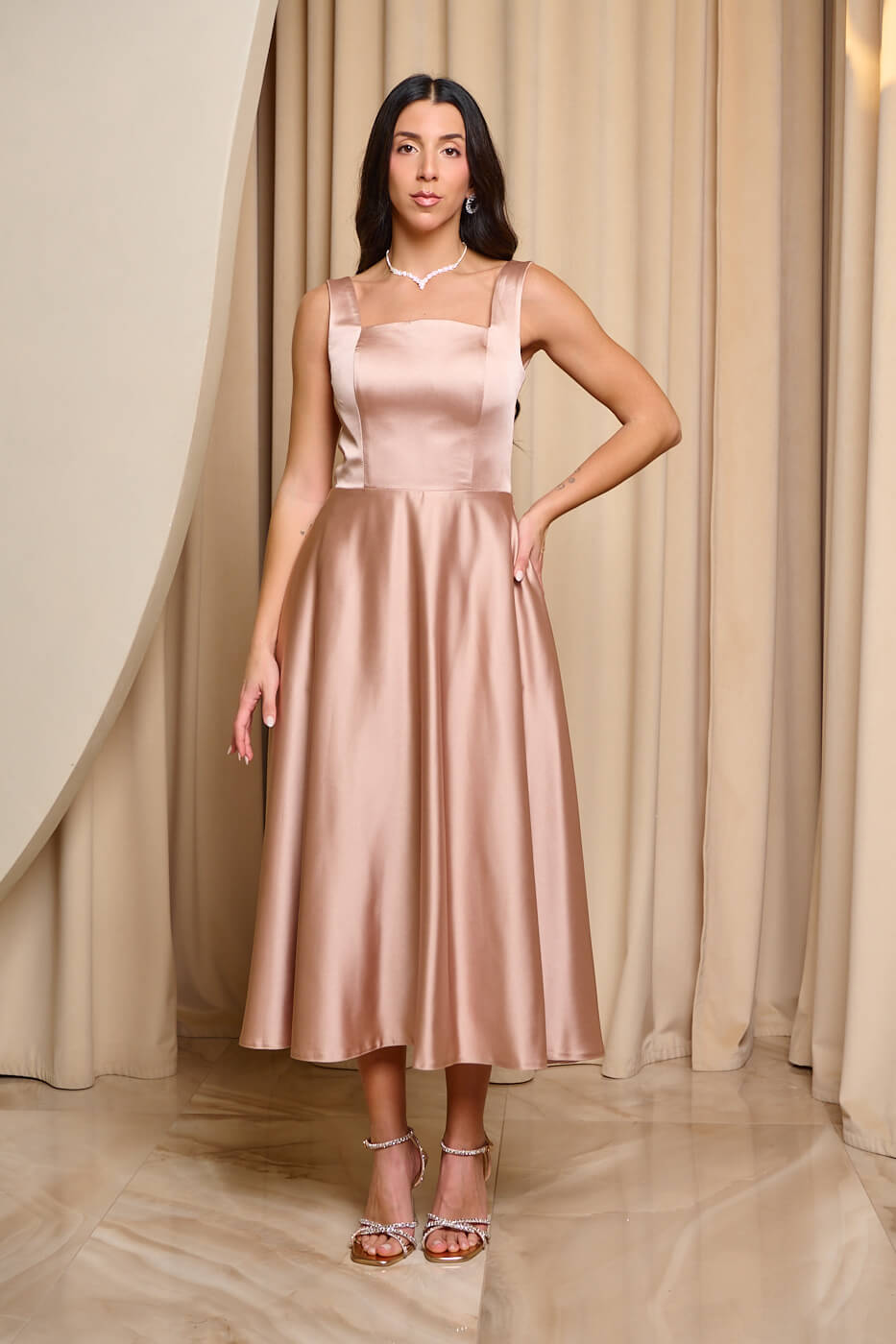 Φόρεμα midi σατέν με τιράντες σαμπανιζέ