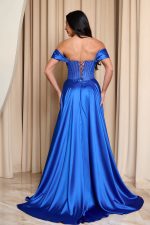 Φόρεμα maxi σατεν off shoulder με κορσέ μπλε ρουά - Image 5