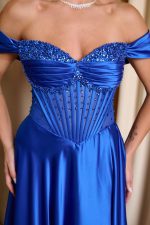 Φόρεμα maxi σατεν off shoulder με κορσέ μπλε ρουά - Image 6