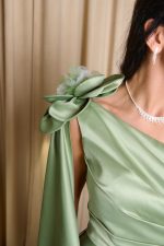 Φόρεμα maxi one shoulder με διακοσμητικό λουλούδι μέντα - Image 5