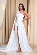 Φόρεμα maxi one shoulder με διακοσμητικό λουλούδι λευκό - Image 3