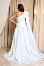 Φόρεμα maxi one shoulder με διακοσμητικό λουλούδι λευκό - Image 5