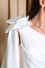 Φόρεμα maxi one shoulder με διακοσμητικό λουλούδι λευκό - Image 6