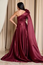 Φόρεμα maxi one shoulder με διακοσμητικό λουλούδι βουργουνδί - Image 4