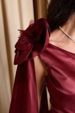 Φόρεμα maxi one shoulder με διακοσμητικό λουλούδι βουργουνδί - Image 6