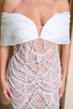 Φόρεμα mini off shoulder με πέρλες nude - Image 6