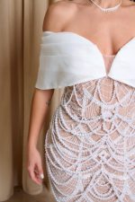 Φόρεμα mini off shoulder με πέρλες nude - Image 7