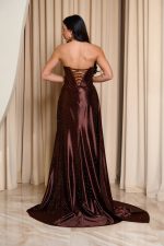 Φόρεμα maxi στράπλες σατεν με στρας καφέ - Image 5