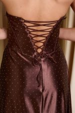 Φόρεμα maxi στράπλες σατεν με στρας καφέ - Image 7