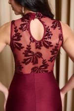 Φόρεμα maxi ντραπέ με λεπτομέρεια διαφάνεια βουργουνδί - Image 6