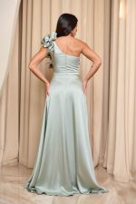 Φόρεμα maxi one shoulder σατέν με φραμπαλά γκριζοπράσινο - Image 4