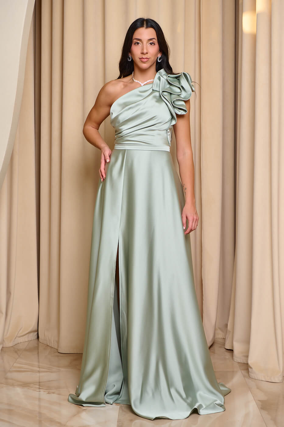 Φόρεμα maxi one shoulder σατέν με φραμπαλά γκριζοπράσινο